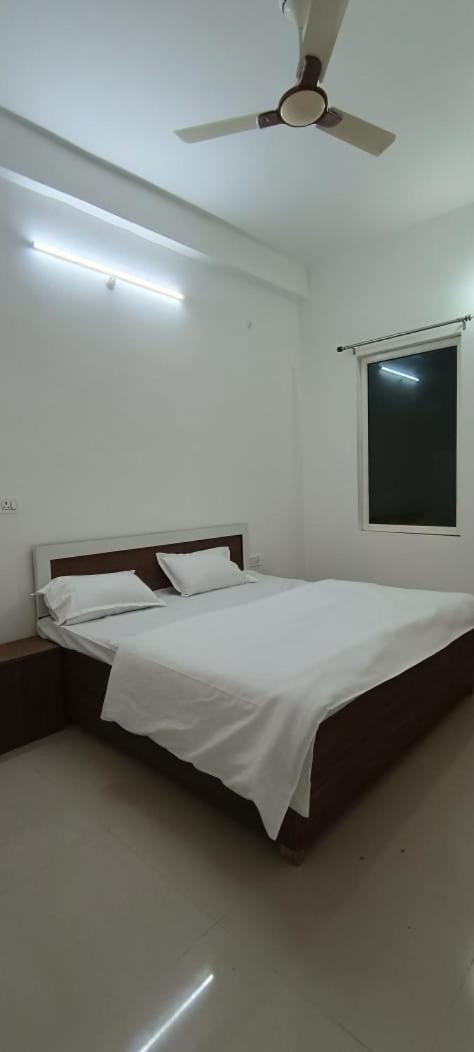 Hotel Geeta Dham Vrindāvan Esterno foto