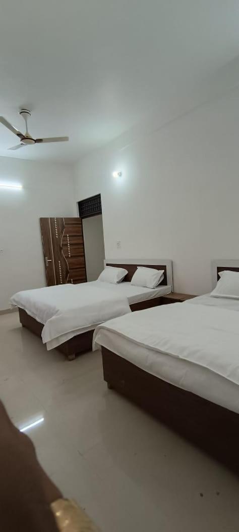 Hotel Geeta Dham Vrindāvan Esterno foto